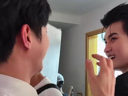 话说他俩真的真的???你看他俩这绅士手,比哆啦A梦的手都圆!哈哈#云旗 #郝熠然