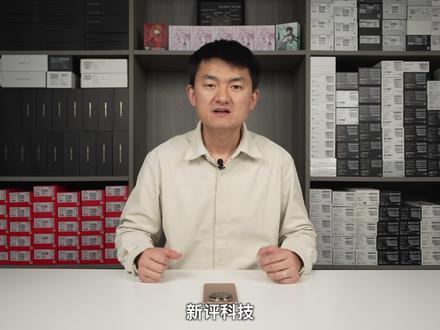 水下折叠10000次!荣耀Magic V6极限质量测试+拆解 在水下折叠手机最开始只是我们的一个设想,因为在此之前行业中并没有人能成功在水下频繁折叠手机,市面上也没有能在水下运行的折叠机,但是这难不倒我们,我们从春节前就开始研究设计能防水的折叠机,从零设计结构,寻找防水电机,调整机械方案,优化折叠效果,最终花费了2个月,做出了应该是行业内首个能在水下运行的折叠机,大家看到的其实已经是我们改进的第二代水下折叠机,最终我们给#荣耀MagicV6 在水下折叠了10000次,然后还把这台手机彻底拆解,带大家看看内部是怎么堆叠设计的。#折叠手机 #水下折叠 #折叠屏手机 #荣耀