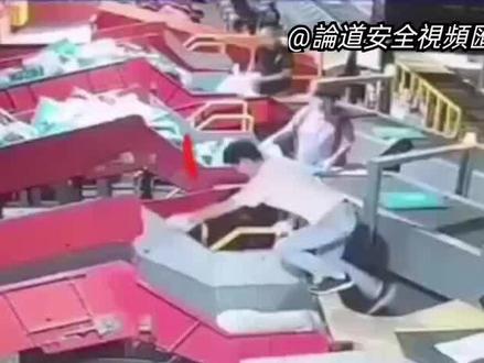 分拣工违反安全操作规程,上到运行的分拣皮带,下一秒“悲剧”了#安全隐患#安全措施#安全意识#安全观察#公众号安环健消资料库@安环健资料库