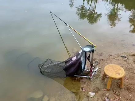 三合一野钓轻装钓鱼炮台支架 #野钓 #野钓神器 #钓鱼 #钓鱼装备 这才是更适合轻装出掉的钓鱼支架。它整体采用加厚的铝合金材质,地插采用可调节铝合金三角地插,插在土里稳定牢固不晃动。上面是一个拉耳盘,可根据不同需求自由调节拉耳盘的高度。中间是一个可拆卸的万向炮台架,贴合处还配有软胶防磨垫,防止磨花漆面。松开上端螺丝,不用挪动支架位置,就能快速定位鱼竿的左右方向,旋转后端螺丝还可根据水位高低来进行架杆高度的调节。底部是一个可拆卸的鱼护架,也可以进行左右和上下高度的任意调节。装上鱼户,再带上小板凳就能开始钓鱼了。碰到水泥路面,也可以调节地插的角度,上面压上石头或者水桶来进行钓鱼地插,收纳起来也是十分小巧,方便携带。