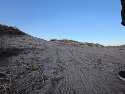 寒潮过后,西辽河都冻上了,冰都有一寸厚了