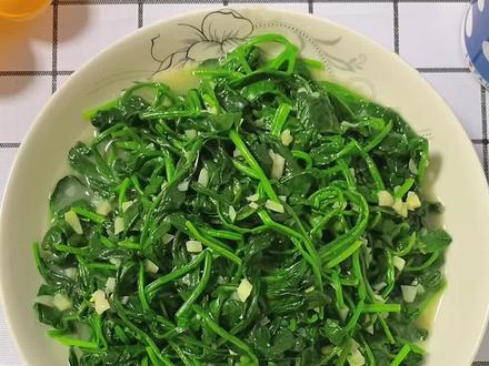 每天更新#家常菜
第90天:#蒜泥菠菜
要想生活过得去,那是必须来点儿绿,下火神菜,整它!#忘崽夫妇美食日记 #每日美食分享 #健康减脂越吃越瘦