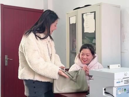 女教师的上班好搭子 #教师 #办公室日常 #半坡bampo福瑞方方包 #半坡包包