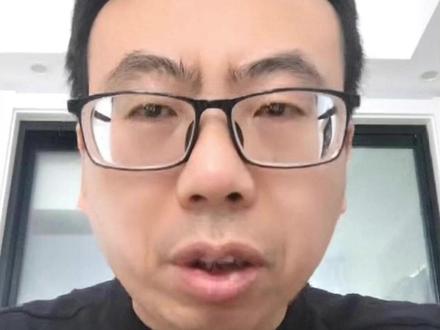 新国标电动车,终究雅迪抗下了所有! 还是雅迪懂事,
第一个出来道歉了,
说不是新国标的问题,是生产设计的问题,发布的公告中表示这是雅迪对于新国标理解的不透彻,所以存在设计上的考虑不周。
这些天新国标一出来,瞬间在网络上引发轩然大波,尤其是“不能带娃”的坐垫,以及“缺乏储物空间”这两点,令人感到不理解,质疑这不太合理。
还解释了目前这款新国标电动车是“单人通勤版”,后续还会上线新产品“亲子宝妈版”,会在造型设计上贴切用户的实用性。
这就有点尴尬了,雅迪作为一家在电动车行业耕耘多年又很有影响力的品牌车企,怎么会犯如此低级的设计错误?而且还大包大揽说“不是新国标的规定”,给人感觉有背锅之嫌,像是它要扛下了所有?#雅迪致歉 #新国标电动车 #新国标电动车要不要换 #新国标电动车总有一款适合你 #雅迪