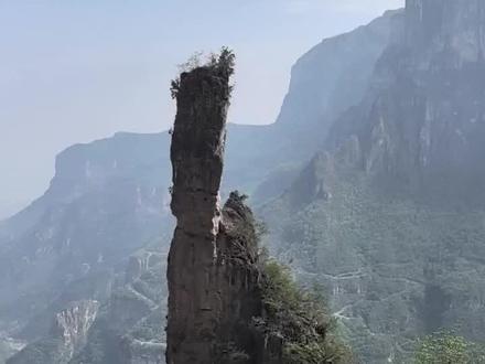 河南辉县关山景区一日游路线攻略:驾车到达关山景区游客服务中心,建议乘景区交通直接到达逍遥苑上出口乘车点(不建议先走步道上山),沿公路步行往上走,到达天柱峰和将军峰观景点,此点游览结束,沿步道开始下山,全程约8公里,约需3小时(如果时间充裕,可沿公路一直往前到达青石爽村,欣赏一下古村落再原路返回),沿途会经过将军峰观景台、一米阳光、侧身过、天然空调、千年桑葚、逍遥苑下口、红石峡、翠龙潭、瑶池、白龙瀑、龙潭湖、猴山、盘古步道等景点,最后到达景区游客服务中心。沿途风景很好,有山有水,有峡有瀑,林木茂盛,鸟鸣山涧,溪水潺潺,曲径通幽,空气清新,天然氧吧,尤其是红石峡和白龙瀑段,身临其境,让人叹为观止,惊叹大自然的鬼斧神工。逍遥苑上口乘车点及中途有小商店和小餐馆,可吃饭,可补充水。
