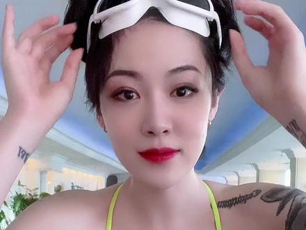 你想不到的泳镜用法!#游泳美女 #直角肩 #等等我先摆好造型 #美女 @抖音小助手