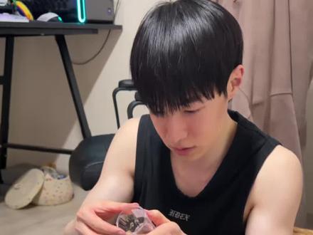 最近来首尔就会看到… 明天要去防弹回归舞台了 打包物料中 最近首尔被紫色包围了 #防弹少年团 #回归 #BTS