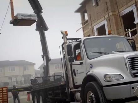 为什么遇到高压线掉落,绝对不能跑?跨步电压触电如何自救?#科学科普 #高压线 #跨步电压 #自救