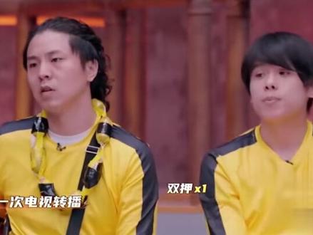 混了一季的小春终于在舞台上开大了 原来巅峰对决节目组不淘汰小春的原因是在等顽童合体#中国说唱巅峰对决 #顽童mj116 #瘦子eso #综艺
