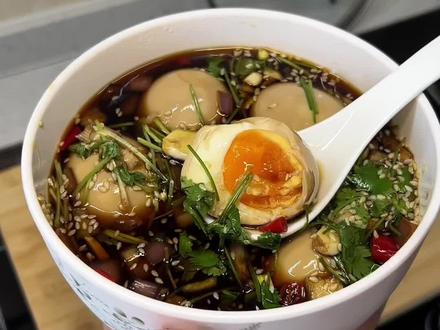 酱油溏心,鸡蛋只有0次和无数次,体验一下一口爆浆的感觉,未来几天的早饭有了#酱油溏心蛋 #酱油溏心蛋做法 #鸡蛋的神仙吃法 #抖音美食创作人