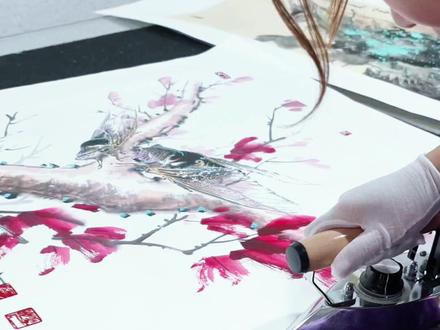 没有花里胡哨,全是实打实的用心,宣纸轻护、层层防震,就怕路上磕着碰着,让大家收到漂漂亮亮的书画作品。
做的是口碑,卖的是真心,喜欢书画的朋友,认准乡宝宝不踩坑!#收藏爱好者#山水画#水墨画#装饰画#匠心精神