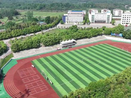 赤壁市机电信息技术学校是一所有50余年办学历史的全日制高中阶段教育学校,位于赤壁西南的凤凰山旁,占地面积200余亩,建筑面积10余万平方米,现有在籍学生3500余名。几十年来为社会经济发展培育了数万名专业技术人才,是教育部等七部委表彰的“全国职业教育先进单位”,是湖北省首批中职示范学校,是湖北省首批“3+2”免高考直升大学试点学校和省教育厅"十三五"计划重点支持的学校。
进入新时代,学校积极响应国家大力发展职业教育的战略举措,开展校企合作、产教融合办学,与武汉职业技术学院、江汉艺术职业技术学院、长江工程职业技术学院等多所高校签订战略合作办学协议,使我校学生都能通过参加普通高考、技能高考、"3+2”人才培养一体化、高职单招等多种途径升入到大学深造。学校现开设有普通高考班、普通高考特色升学班、普职融通班、技能高考复读班、计算机应用技术、机电技术应用、数字媒体技术、计算机网络技术、社会文化艺术、电子商务、休闲体育服务与管理等专业,以满足应往届初中毕业生的升学和就业需要。
学校在重视学生文化素养教育的同时也注重学生专业技能培养,连续四年组织相关专业学生参加由湖北省教育厅、省人社厅、咸宁市教育局、人社局组织的职业技能大赛,在学前教育五项全能、计算机办公软件、单片机控制、机械加工、数控技术、网络空间安全、3D动画制作、幼儿保育技能等赛项中,共荣获13个一等奖、21个二等奖、28个三等奖的优异成绩。此外,我校学生方秋田、王伟、张凌志、孙星雨、李嘉诚等学生因表现优异荣获中等职业教育国家奖学金。
“育才造士、国之根本;德才兼备、方为栋梁。”学校不仅重视学生的文化和专业技能学习,更注重学生综合素质的提高。设有书法、绘画、乐器、轮滑、健身、球类等多种社团丰富学生第二课堂,提高学生综合素养。让每位学生都能学有所专、学有所长、学有所,成,是我们的期望,愿每一位赤壁市机电信息技术学校的学子都能煅造成为能工巧匠,大国工匠!
奋进中的赤壁市机电信息技术学校欢迎广大的莘莘学子!#最美校园 #航拍 #教育是学生梦想启航的地方 #我为我的学校打call