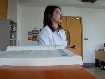 《气胸闭式引流术:一步步教你如何“解放”被压缩的肺》 哈喽大家好呀,我是wennie 高医生。看看我今天在ICU又碰到了什么不得了的事
“当气胸导致肺被压缩,呼吸困难时,闭式引流术是快速挽救生命的关键操作。今天,我们将详细解析这一救命的操作流程。”最近发现老年自发性气胸在icu发病率很高,正好遇到了胸外科医生操作,为大家讲解一下吧。
一般老年患者很容易自发性气胸,往往见于老慢支、肺气肿这些病人,不可以忽视哦。
关键步骤:
1. 患者体位:半卧位或仰卧位
2. 消毒铺巾:碘伏消毒穿刺区域(腋中线第4-5肋间/锁骨中线第2肋间)。
3. 局部麻醉:利多卡因逐层浸润麻醉。
4. 器械检查:确认引流管、水封瓶、无菌手套等完好。
5. 切口:麻醉后,用手术刀在肋间做0.5-1cm小切口。
6. 钝性分离:用血管钳逐层分离皮下组织至胸膜腔(避免损伤神经血管)。
7. 置入引流管:
○ 带针芯的导管穿透胸膜,进入胸腔
○ 拔出针芯,迅速插入硅胶引流管,深度约4-6cm。
8. 固定导管:缝线固定引流管,覆盖无菌敷料。
9. 检查负压:
○ 嘱患者咳嗽,观察水封瓶液面波动(证明引流通畅)。
若需持续负压,可接吸引器(调至-10~-20cmH₂O)。#医学科普 #气胸#医护工作者 #青年医生