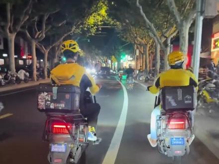 “马路上竟然有沙发”这谁绷得住#倒霉熊#外卖小哥#万万没想到
