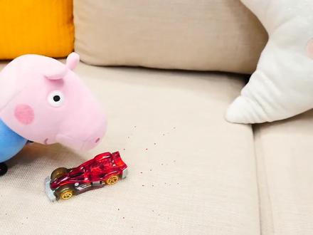 乔治用小汽车做了一个大黄蜂机器人!#小猪佩奇 #儿童玩具#玩具故事