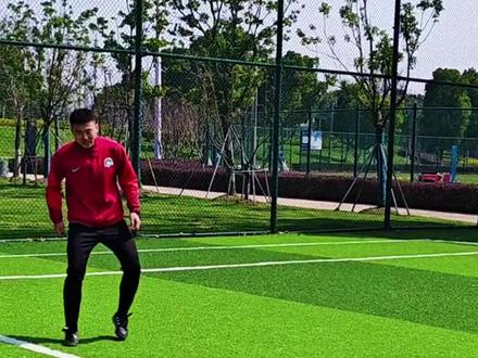 如何踢好边后卫?停球,封堵,站位,助攻今天一条视频教会你!#足球教学 #足球技术 #边后卫 #后卫 @皇家马德里足球俱乐部 @巴塞罗那足球俱乐部 @抖音创作小助手 @DOU+小助手