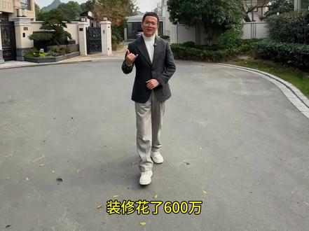 紫都上海晶园3期小楼王东临天然大河,装修花了600万➕原本是打算留给孩子用于婚房的,未曾小孩在英国留学定居了,没想到竟为他人做了嫁衣。业主也就在特殊时期住了仅一个月的时间这套精挑细选的临水大宅也用不着了索性就亏本出了,原本是挑高的客厅被业主割出了两层了。这套房子是我老客人的房子同样的房子我能拿到的价格更底的友情价。#紫都上海晶园 #小亮有好房#金臣颐墅#凯迪澳澜湾 #名人世家