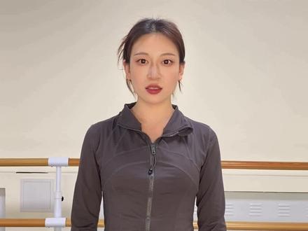 小五花教程 《鸳鸯戏》等超多古典小舞段都离不开它
其实小五花就是盘腕,一个正盘一个反盘
这次手型、路线一次讲清
舞蹈好看,全在细节慢慢打磨
还有哪里看不懂、想学的舞蹈小细节,评论区告诉我~#小五花 #盘腕 #中国舞 #古典舞 #小五花分解教学