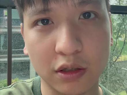 很多人游泳时最大的恐惧,
并不是水本身,
而是那种一旦吸不上气,就像全身蚂蚁在爬的感觉。
我在 Day4 的呼吸训练里才顿悟:
游泳的第一课,其实是 建立二氧化碳耐受。
如果不先克服这一步,你的害怕永远都在。
当我减少呼吸频率时,25m冲刺从25秒提升到22秒。
那一刻我忽然意识到,鱼类能游得快,是因为鳃呼吸;
而我们人类的呼吸系统,也不是因为自己伟大,
而是自然选择的结果——从鱼到两栖、到鸟、到哺乳。
人类并不是凌驾于自然的存在,
我们只是被自然筛选出来的暂时结果。
学游泳、学呼吸的过程,
也是在提醒我们:
与其试图控制自然,不如心怀敬畏,去顺应自然。
#AI #赛博教练 #游泳训练日常 #敬畏自然