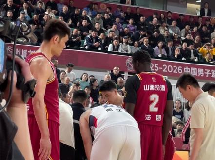 刘传兴被陶汉林一肘放倒,山西深夜确认伤情,下场打上海内线告急 #刘传兴 #上海男篮 #CBA #陶汉林 #山西男篮