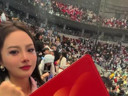 我这辈子都要记得这一天
我从来都是中奖绝缘体,一次都没中过奖
今天很幸运成为了2026年2月1号这一场的第一位幸运嘉宾
也抽到了杰哥准备的体检卡一张
我太幸运了,中空气我都愿意,就是这份幸运都够我开心很久很久
原谅我当时激动语无伦次,但是我永远都记得不管走到哪里,我都要宣传我的家乡,我特意没说普通话,我就是想让大家知道仁寿话,可能会有人喷我们仁寿话土,但是不管怎样,这就是生我养我的风水宝地,生为仁寿人我很骄傲,我的家乡是四川人口大县,东西好吃,风景美,希望以后大家都有机会来逛逛,好啦,话有点多了,还是两个字:开心。祝愿大家2026年都有好运气,幸福,我也要借助杰哥给我的好运,2026年一路勇敢向前冲!!!!张杰勇敢飞,星星永相随!这辈子只做张杰一个人的兵!!!!#张杰 #张杰未live曜北斗巡回演唱会 @Jason张杰