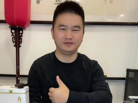 蒙城高铁线路开建了,站点位于蒙城东南约5公里的王桥,工期为三年半,站台是按地级市的标准,2个站台6条线路,候车面积达到了1万5千平米,车站的发车线长度为650米,最多可以停靠16编组的动车组。