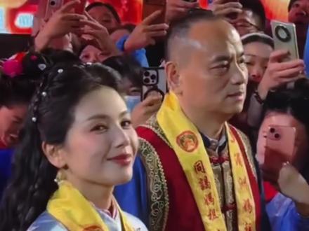 #刘涛 妈祖诞辰守夜!全程仪态庄重肃穆,在现场一直被热情呼喊,她都温柔回应,好端庄神性的美!