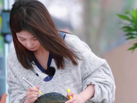 看了白鹿在《亲爱的客栈》里的表现,我真的懂了细心是一种难得的顶级能力。一个在待人接物上总会不自觉留意各种细节的人,其实特别珍贵和厉害!
#白鹿舍不得离开客栈哭了#白鹿 #亲爱的客栈