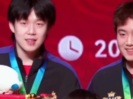 颁奖贡献的搞笑素材#颁奖现场 #王楚钦 #南京乒超总决赛 #5114