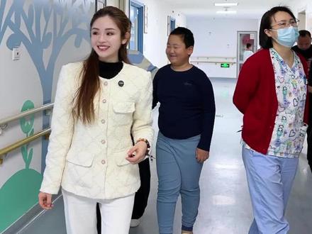 靠近光,成为光,散发光。 师父用行为对我言传身教,很荣幸被点亮,现在力量虽小,仍需砥砺前行!希望有天可以照亮更多人。#嫣然天使儿童医院 #徐楠楠 #公益 #为嫣然天使助力