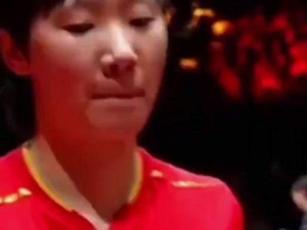 王曼昱捂着腰艰难离开赛场,太拼了#王曼昱#国乒 #香港总决赛