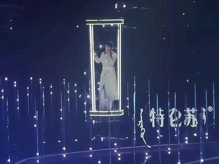 《生长》王俊凯2025.12.31
另一版~妈妈用手机拍的#舞台 #王俊凯#180大帅哥 #江苏卫视跨年晚会