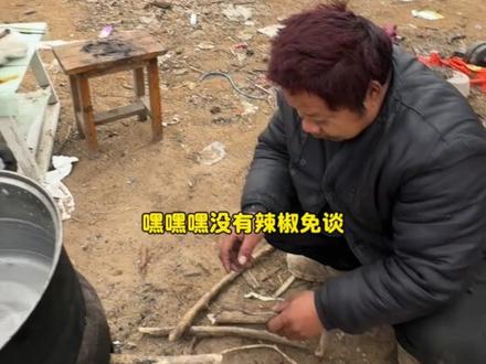 黑🥚叔吃健民辣丝,看看他是什么反应?#我的乡村生活 #美食 #健民辣丝 #记录日常 #爱吃辣椒