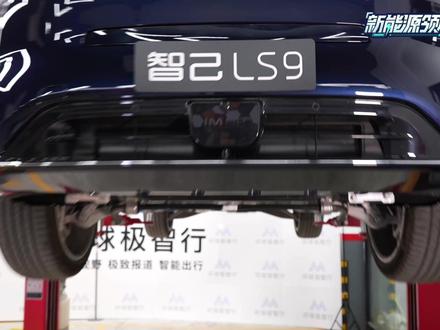 智己LS9底盘超详细解读,66度大电池确实爽,但底盘有变 缺点是前后副车架都是钢的,不如腾势N8L,甚至风云T11;优点是有66度大宁德时代电池,续航更长,充电还快;还有后轮转向,用确实很爽。
LS9整体的思路是成本不变;把更多的资源投入到大电池,长续航这些用户能感知到的功能上,底盘够用就行#智己LS9 #智己汽车 #新能源领航计划 #底盘解读 #dou是好车