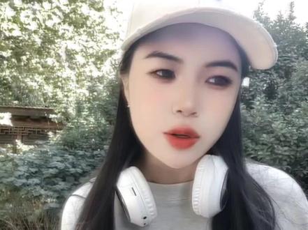 谢危 | 没有比谢危更疯的人了吧
谢危本是定国公萧远的嫡长子萧定非,母亲燕敏也出生自勇毅侯府,原本身份尊贵,更因才智收到世人追捧。但在他幼年时,平南王造反杀进皇宫,威胁皇族交出皇子。为了保全皇子,太后以谢危母亲性命相逼,让他假扮皇子去送死;一起长大的皇子瞪着问他“君要臣死,你不敢去?”;亲生父亲亲自带兵杀他灭口,以保富贵;救他的人却是造反的同谋天教教主,但对方救他也是为了利用他;义父更是各种钳制测试他,随便杀他亲信只为了确定他是否真的无情无爱。这样得到一切然后又在一夕之间失去一切的经历造就了他冷酷无情、偏执疯狂的性格。他极度缺爱,所以为他割腕放血的姜雪宁成了他生命中唯一的一束光,前世今生,都渴望宁二能够救赎他;他内心又极度脆弱,不敢去拥有怕最终还是会失去,所以前世谢危看到姜雪宁厌恶他,他就故意疏远姜雪宁,喜欢也从来没有宣诸于口。原著中描写的谢危是一副圣人皮囊,从这点上我觉得张凌赫的长相是符合的,但能不能演活了疏风朗月的高洁外表下,藏着戾气横生、充满杀戮的心:让天子所赐的尚方宝剑沾满了皇族的鲜血;抚琴执笔的一双手,断送了萧氏满门的性命的疯批帝师谢危还要等剧的上映了,求求了宁安如梦快点抬上来吧
#谢危 #宁安如梦