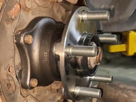 手刹不回位,更换新的手刹线。因为手刹不回位,有可能是因为手刹线锈死,导致其回不了位。手刹线通常是安装在汽车底盘下面,汽车长时间行驶可能会导致手刹线外面的橡胶保护套损坏,进而使雨水或者是路面上的积水进入到里面,导致手刹线锈死。手刹回不了位,会造成后轮刹车抱死,导致车辆油耗增高,动力不足等故障。#专业的事交给专业的人 #不辜负每一份信任