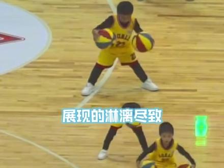 这样的小朋友到哪里可以打包#篮球赛 #广东女篮 #小孩哥 #感动 #高情商