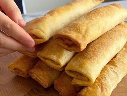 土豆脆饼
面团材料:
- 650克面粉
- 400毫升温水
- 15克盐
内馅材料:
- 4-5个土豆
涂抹用:
- 200克黄油
制作步骤:
在面粉中间挖一个井,加入水和盐,揉成面团(面团的软硬程度可能因面粉种类而异,可酌情添加少量水或面粉,最终应呈中等硬度)。将面团盖好防止表面风干,静置30分钟。静置后的面团分成20等份(每份再静置10分钟),擀成适合餐盘大小的薄片。在每层薄片上抹一勺黄油,叠起10层形成两块大面团。将面团放入冰箱冷藏20分钟,让内部黄油凝固。取出每块面团,撒上面粉后擀开(初始用手拉伸至45*45厘米的正方形)。将擀好的面团切成6等份,按视频所示塑形,最后在表面均匀涂抹剩余黄油。放入提前预热至180摄氏度的带风扇烤箱中烘烤至金黄酥脆即可。祝您用餐愉快,再见🙋🏻♀️🤗