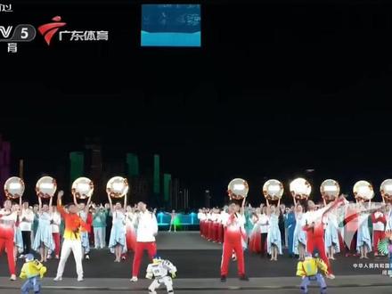 11月21日,第十五届全国运动会闭幕式在深圳市举办。作为全运会史上首次走出体育场的闭幕式,创新性选址海滨实景舞台,通过“一张白纸破水而出” 的创意舞美,呼应深圳改革创新精神。