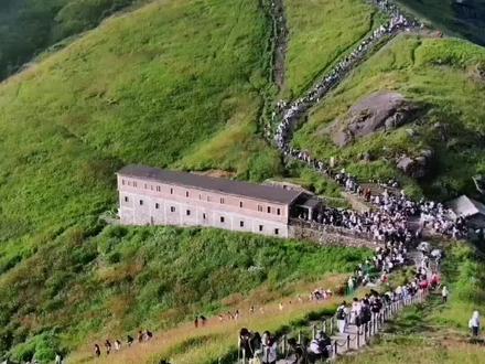 武功山旅游攻略 :
1, 萍乡火车站火车站步行至长途汽车站,乘坐巴士直达武功山
发车:6:30-17:00,票价22元,车程约70分钟
2,萍乡北站(高铁站)
高铁站搭乘快巴1号线直达武功山游客服务中心
发车:9:00-17:20,票价27元,车程约90分钟
3,自驾
导航到萍乡武发布送积分游客服务中心
停车场:白天收费10元,过夜收费20元
票价
门票:
70/人,儿童/学生等优惠票到景区窗口办理
索道:
一级索道:上行
二级索道:上行
装备推荐:
登山:舒服的运动鞋、遮阳帽、登山杖、雨衣
穿衣:白天短袖加冰袖/防晒衣、晚上稍厚外套
其他:电宝、发布送积分冒、感冒药、洗漱用品、水适量零食和水等)尽量轻简
行李寄存:
小件(免费),游客服务中心
大件($20),游客服务中心旁商店
用餐指南:
山顶小店便利店不少,但价格都比较贵。建议可以自己多带点方便的小食。泡面、自热火锅、八宝粥、零食等等。
路线规划(2天1夜)
游客中心取票石鼓寺
◎紫极宫许愿桥
玻璃眺台金顶
游客中心发布送积分:可以坐转运车
石鼓寺﹣紫极宫:乘坐一级索道10分钟,这段最陡建议直接索道
紫极宫﹣金顶
方式一:徒步2小时
方式二:二级索道10分钟
看前一晚住宿在哪儿?
线路1:金顶一吊马桩一玻璃栈道
一吊马桩一好汉坡一石鼓寺
线路2:观音宕一玻璃栈道一吊马
桩一好汉坡一石鼓寺
住宿攻略:
金顶
观日出和云海发布送积分佳云兮酒店、云酒店、鹤峰客栈、金顶驿站、白鹤峰星幔帐逢酒店
观音宕:
观日出的同时又能感受到热闹氛围,夏天的时候这里还有音乐节活动
住宿方式:
可以选择帐篷或者客栈,根据自己喜好提前预定住宿,调好闹钟等待第二天的日出即可…