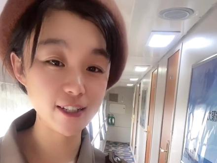 哈哈一人软包可以坐三人,其余两人不用买票😄