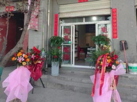 今天来修一台解放沟六玻璃升不起来了,呃,中控遥控器也不起作用了,邓师傅给咱做案例分析,大家仔细看一看司机,大司机大哥们,邓师傅给咱讲干货,给邓师傅来一边儿关注