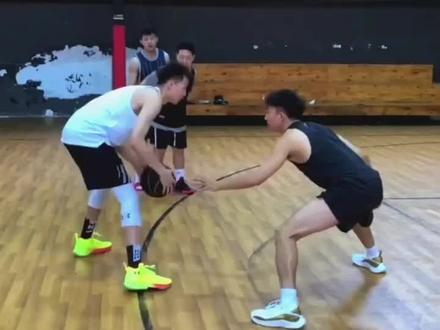 兄弟们 带大家考考古 王桑vs徐通 细节单挑#篮球🏀 #1v1单挑 #野球帝courtman #徐通 #野球帝王师傅