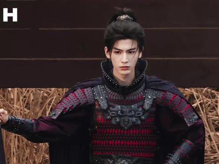 张凌赫手里的刀一米六 #张凌赫 #明星 #娱乐 #追星 #热点