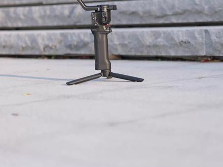 「单兵作战」利器,DJI RS5 稳定器四大升级点体验 全新升级的 DJI RS5,相比前代,其带来了多方面的提升,部分维度升级后甚至超过了 DJI RS 4 Pro,今天我们就来和大家分享一下 DJI RS 5 的四个核心升级点。 #大疆 #稳定器 #DJIRS5