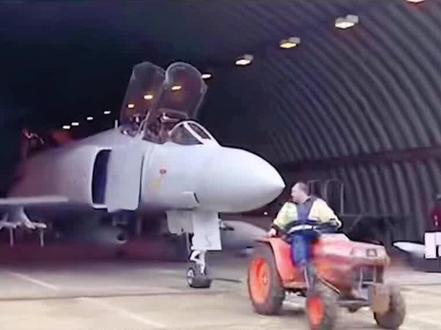 三哥拖拉机又开挂!航母上面拖飞机!
#拖拉机 #军事科普 #航空母舰 #牵引车
#大国重器 #印度 #农机 #不可思议 #开挂