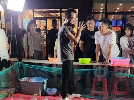 乒乓球投杯子大战,你能中几个#地摊夜市 #地摊寻宝 #周末去哪玩 #文化集市 #现场直击
