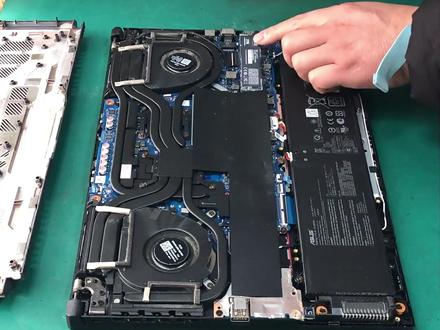 华硕天选 5Pro 新增 M.2 固态硬盘教程 给华硕天选 5Pro 加装一块 2T 固态硬盘,分享具体操作步骤:先拆后壳的 10 颗固定螺丝,注意右下角的螺丝无法取下;拆开后壳后,麦拉片下方是内存条和原机固态硬盘,机身右侧还有一个 M.2 固态硬盘插槽,直接安装准备好的 2T 固态即可。
安装完成后装回后壳就能开机,特别提醒:华硕天选系列拆开后壳后,首次开机需要插上电源适配器才行。
#华硕天选5Pro #加装固态硬盘 #笔记本拆机 #电脑硬件升级 #延津惠普
