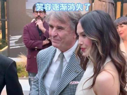 争议!谷爱凌疑遭咸猪手揩油,当众被摸腰腹部位,笑容逐渐消失了 #谷爱凌 #米兰时装周