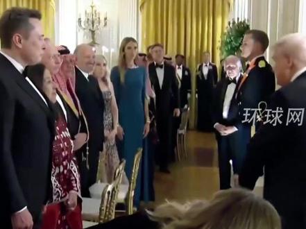 马斯克现身白宫晚宴,特朗普特意留步拍拍其肚子